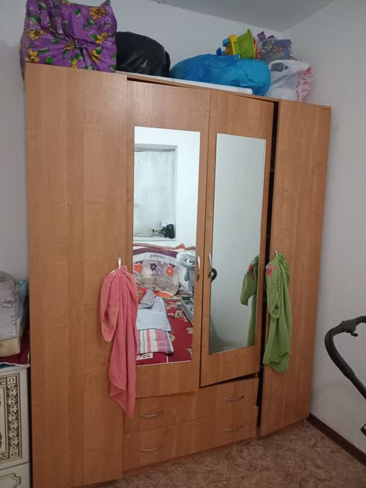 Деревянный шкаф с зеркалом