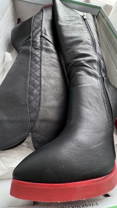 Нови Ботуши с червена подметка 39 номер