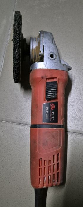 Угловая шлифовальная машина (также известная как болгарка)