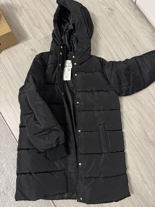 Новая зимняя куртка для мальчика черного цвета удлиненная на 11-12 лет