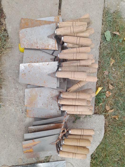 Vând mistri noi 40 buc și 8 piaptănă de gresie,