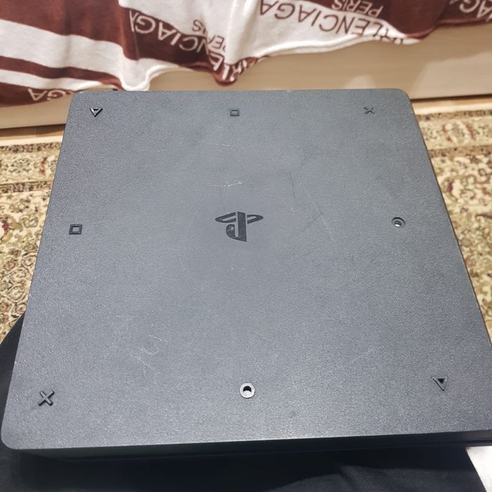 Продам PS4  в отличном состоянии