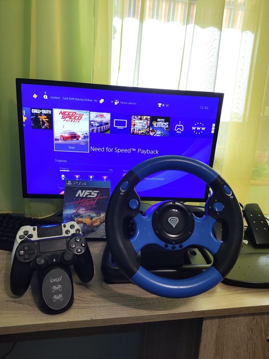 PlayStation 4 - 500 GB. С много игри + Волан + 2 джойстика със станция