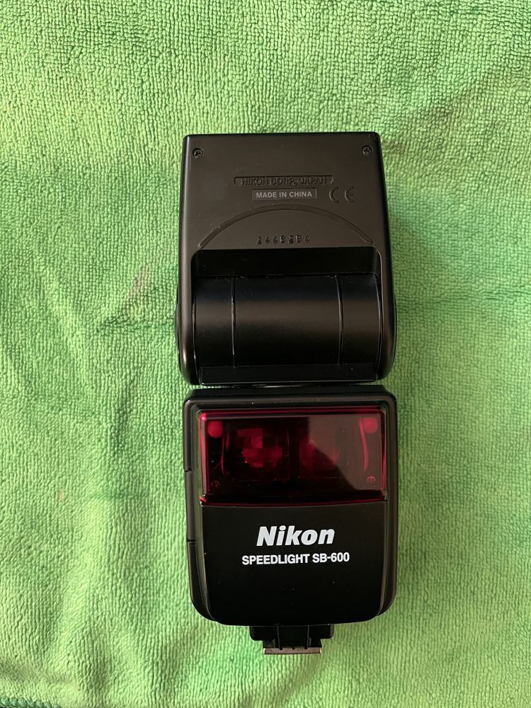 Светкавица Nikon SB 600