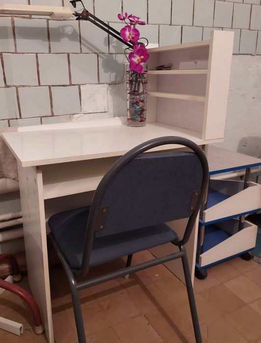 Продам стол, стул и тумбу на колёсах