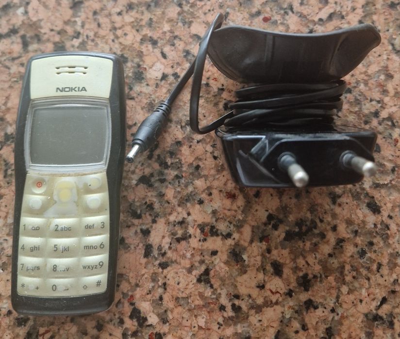 Nokia 1100 cu încărcător original