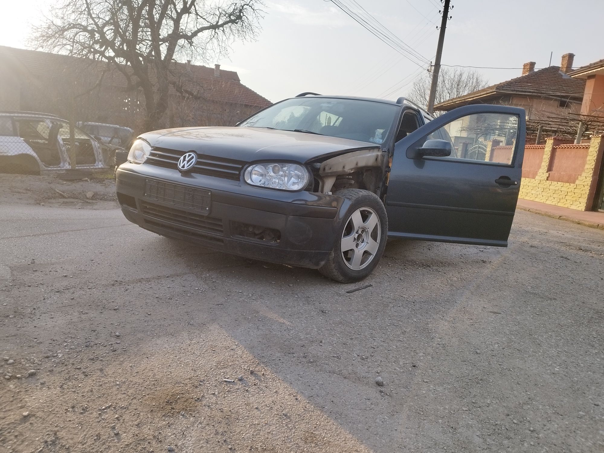 Продавам голф 4 1.6 16V 105 На части