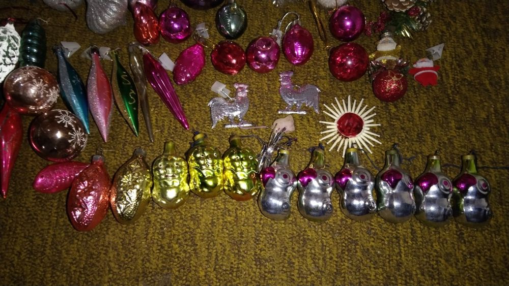 Ёлочные игрушки,герлянда,мишура.