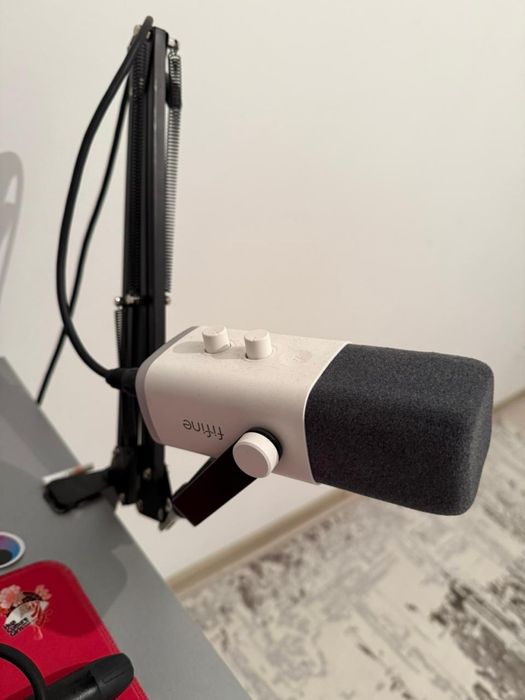 Продам динамический микрофон Fifine am8 с аудиокартой Fifine sc3