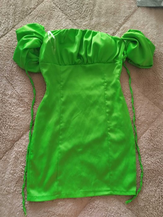 Зелена рокля с гол гръб