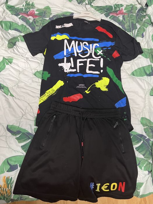Tricou și pantaloni scurți