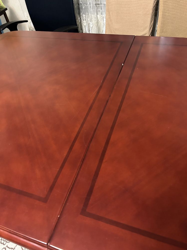 Раздвижной стол из красного дерева