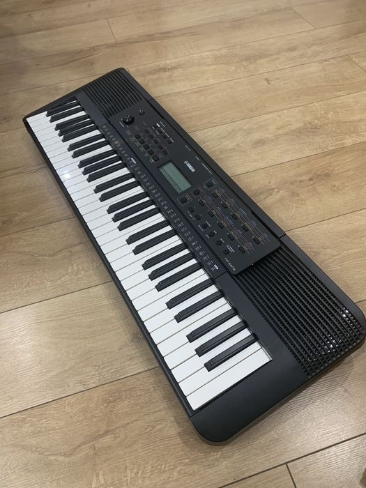 Yamaha PSR-E273 — почти новый синтезатор