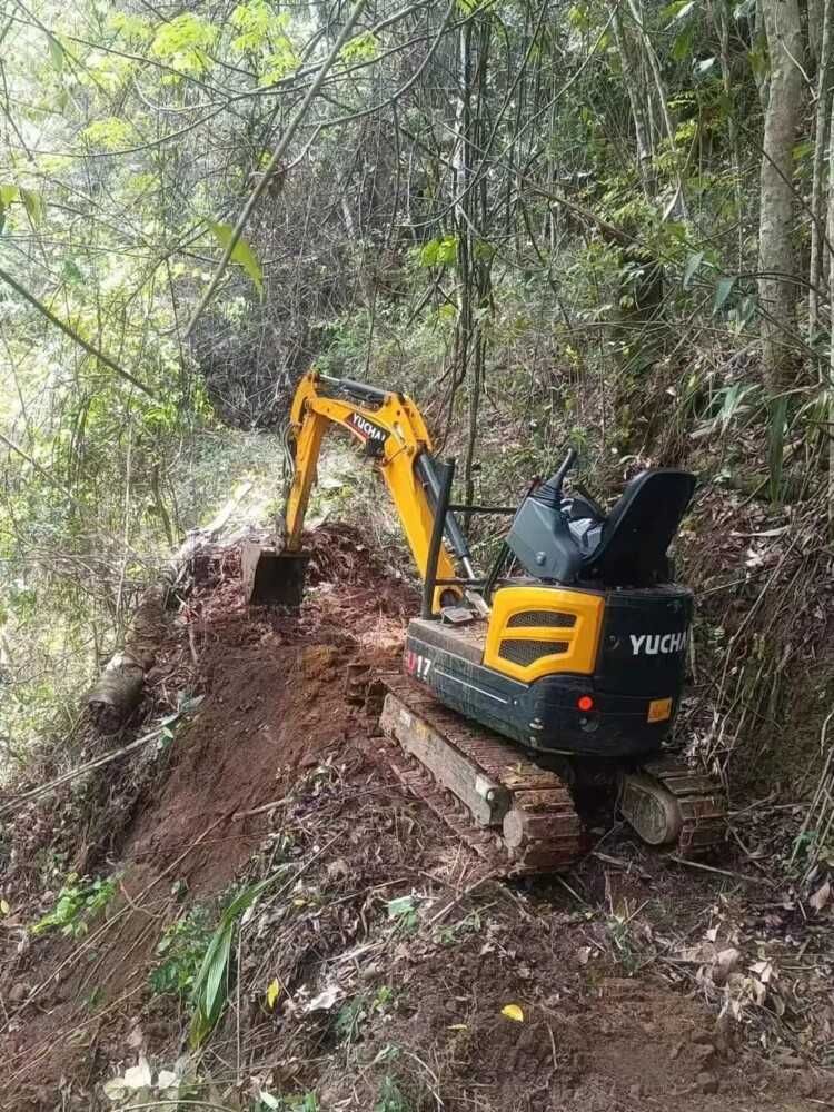 Mini Excavator Yuchai U17 STAGE 5 - Soluția Compactă cu Coadă ZERO