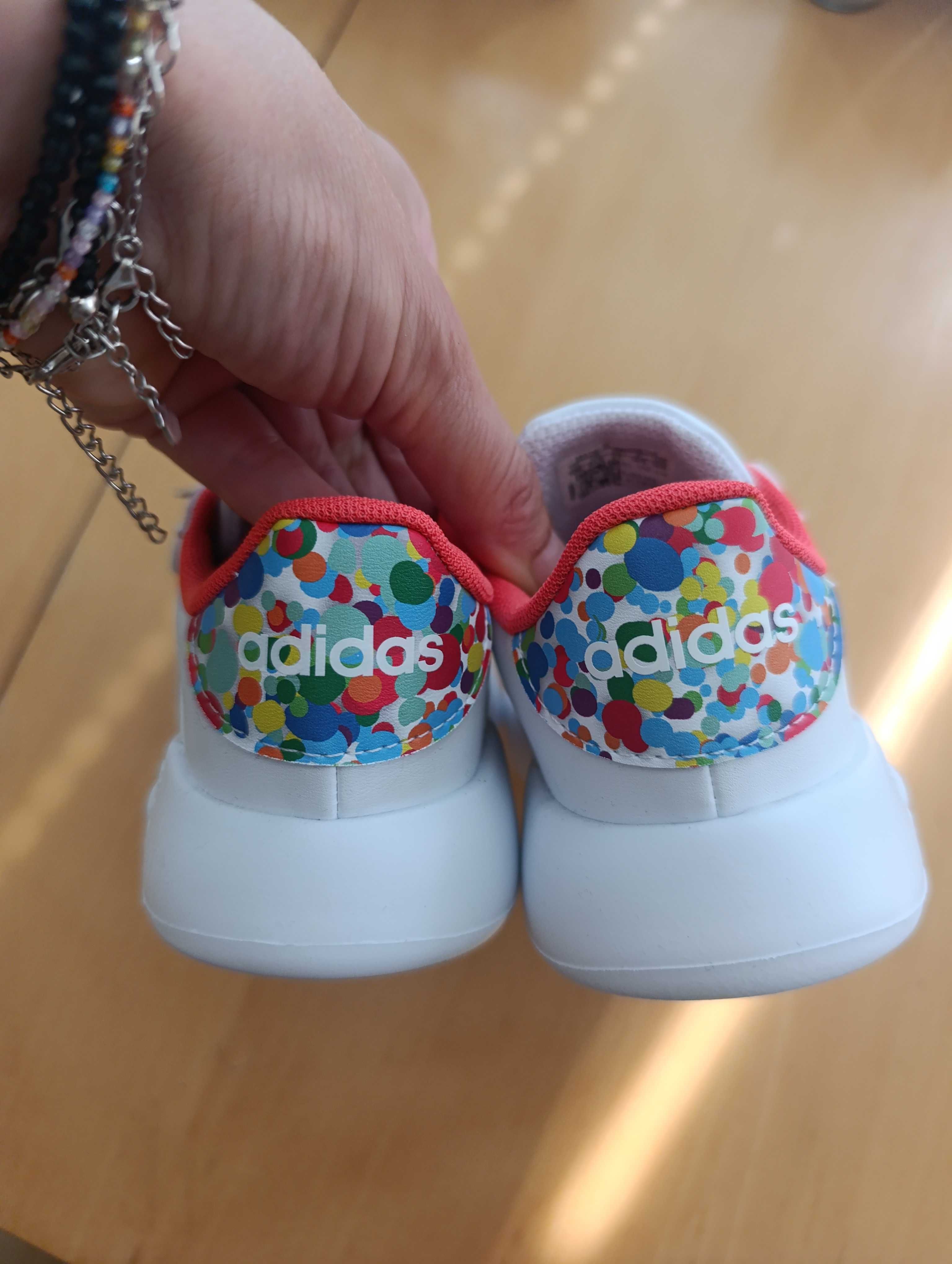 Маратонки за момиче adidas нови с етикет