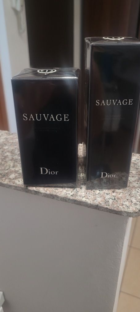 Dior Sauvage , aftershave și deodorant.