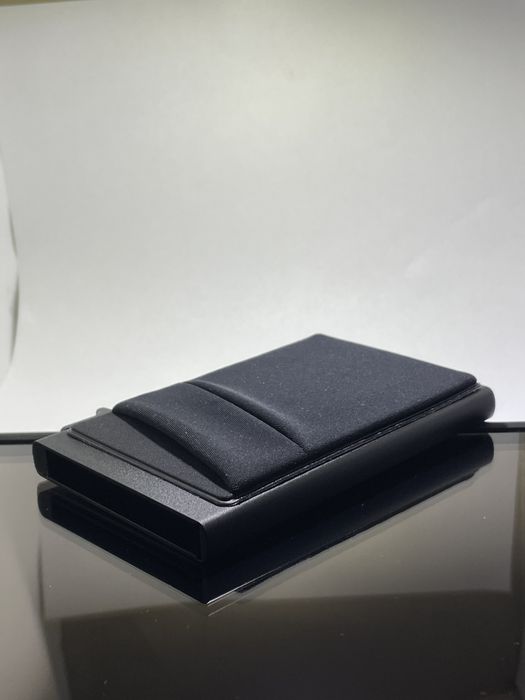 Portofel minimalist pop-up cu suport pentru carduri