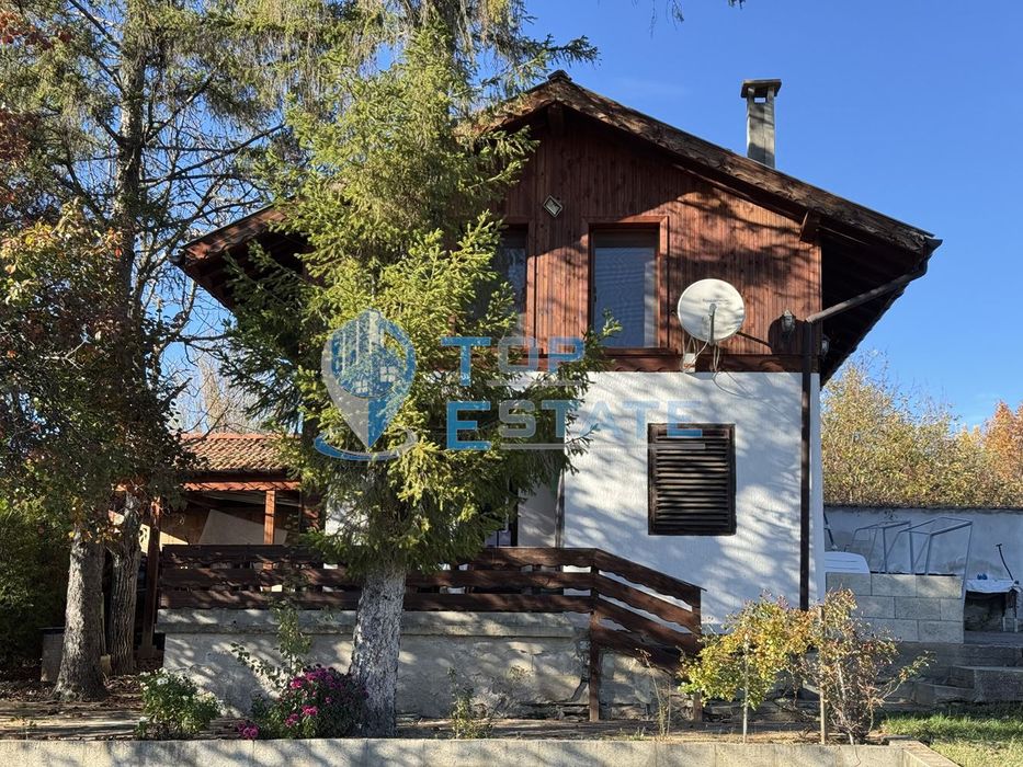 Двуетажна вила с красива гледка във вилна зона на град Дряново