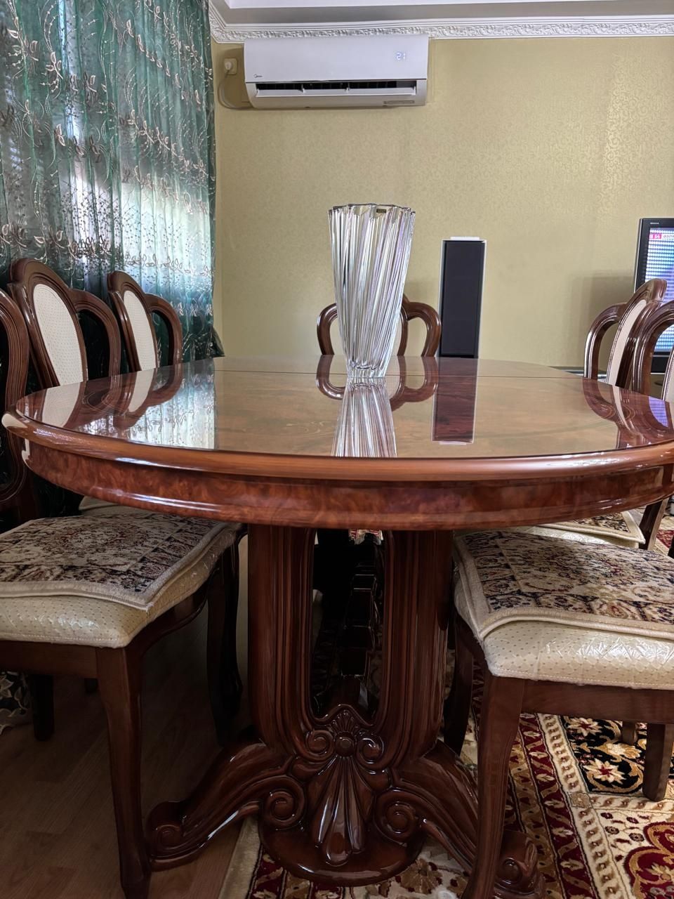 Срочно продам сервант, стол 3 метра  и 8 стульев