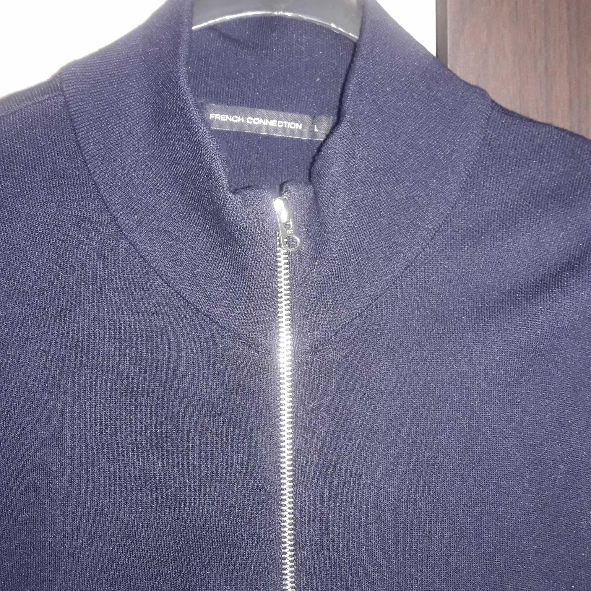 Тъмно синя жилетка с два джоба с цип