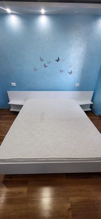 Pat alb de vânzare – include saltea cu două fețe vară/iarnă – 2500 RON