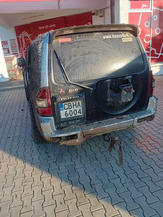 Vind Mitsubishi pajero cu mici probleme estetice și mecanice asigurare