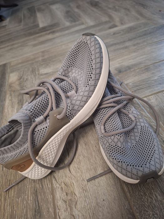 Vand pantofi sport marca Timberland