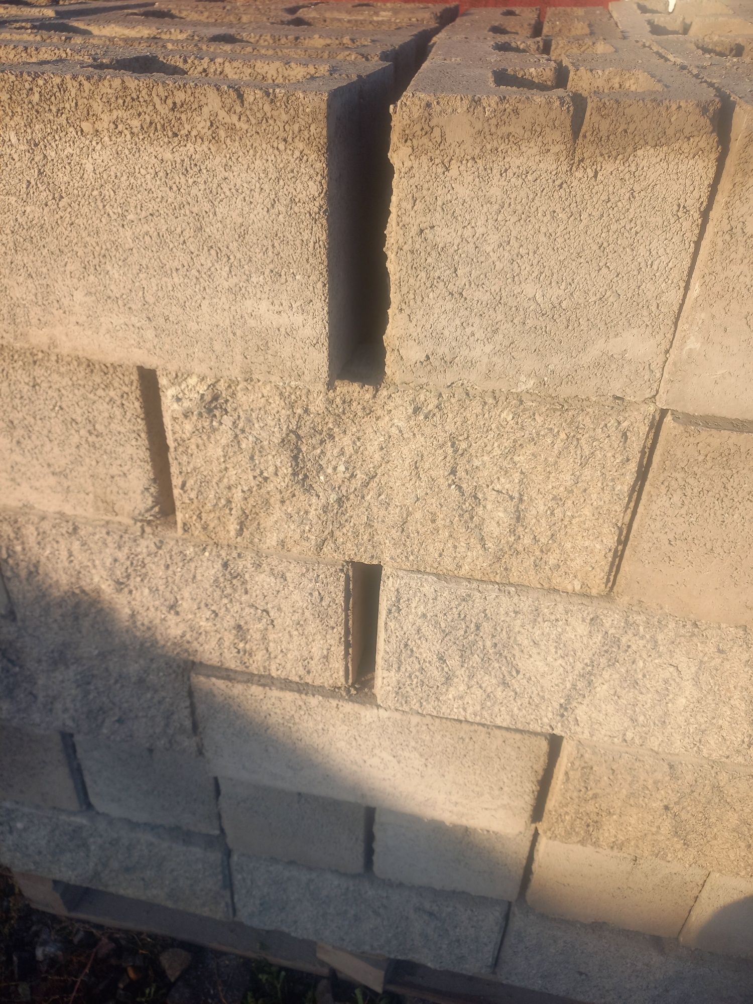 Рваный бетонит и колоны