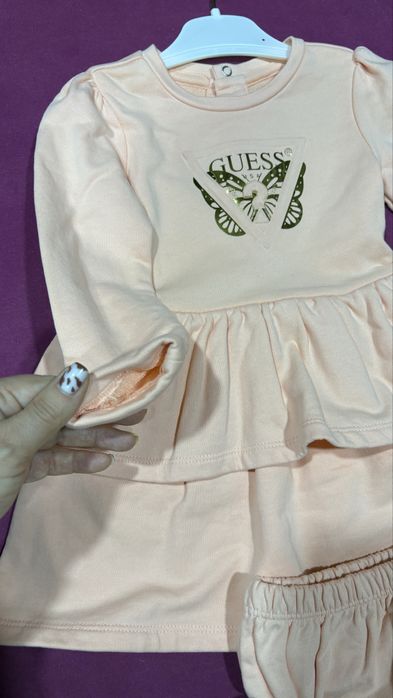 Детска рокля Guess в прасковено 18 м