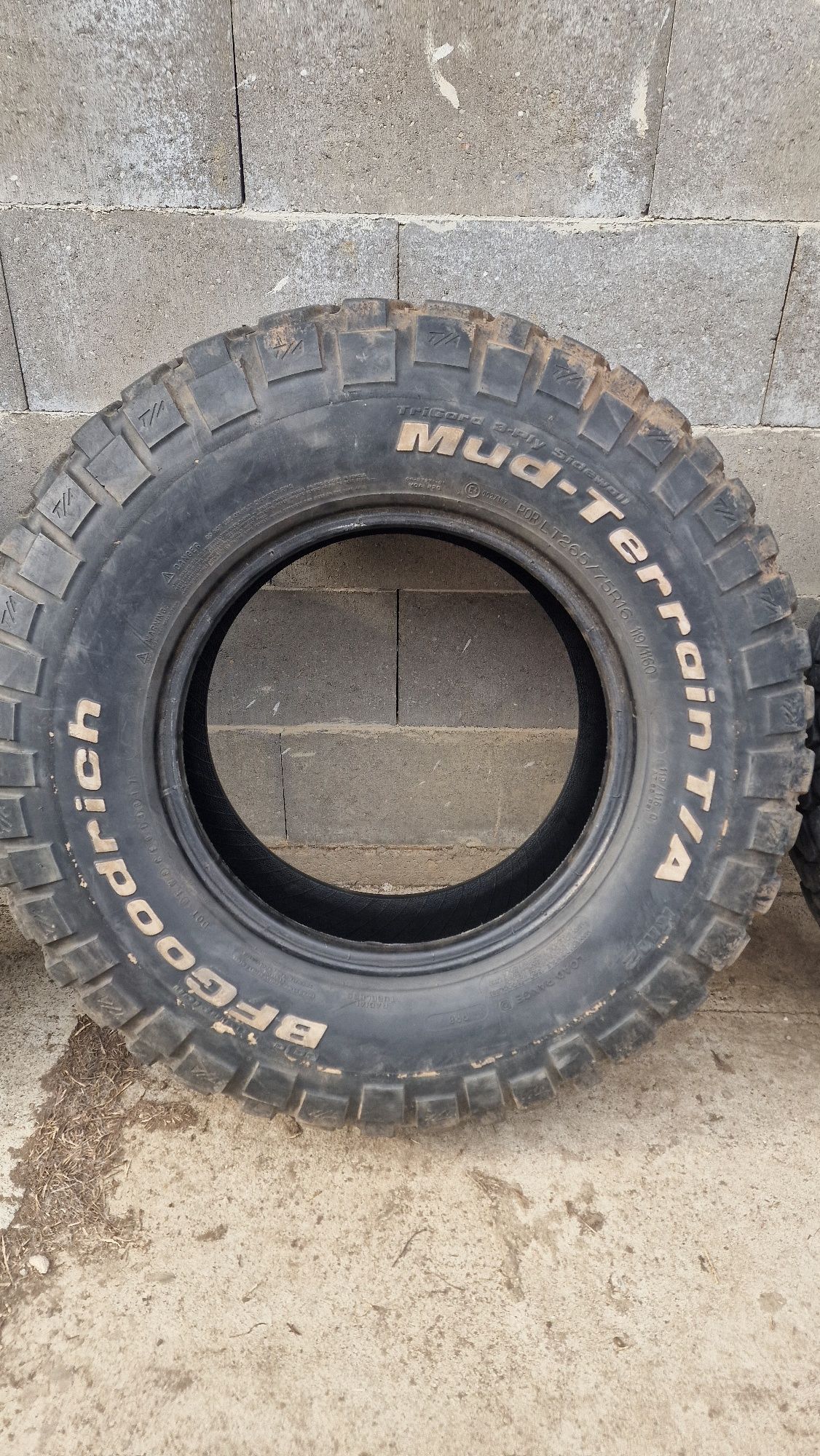 BF GOODRICH KM2 265 75 16