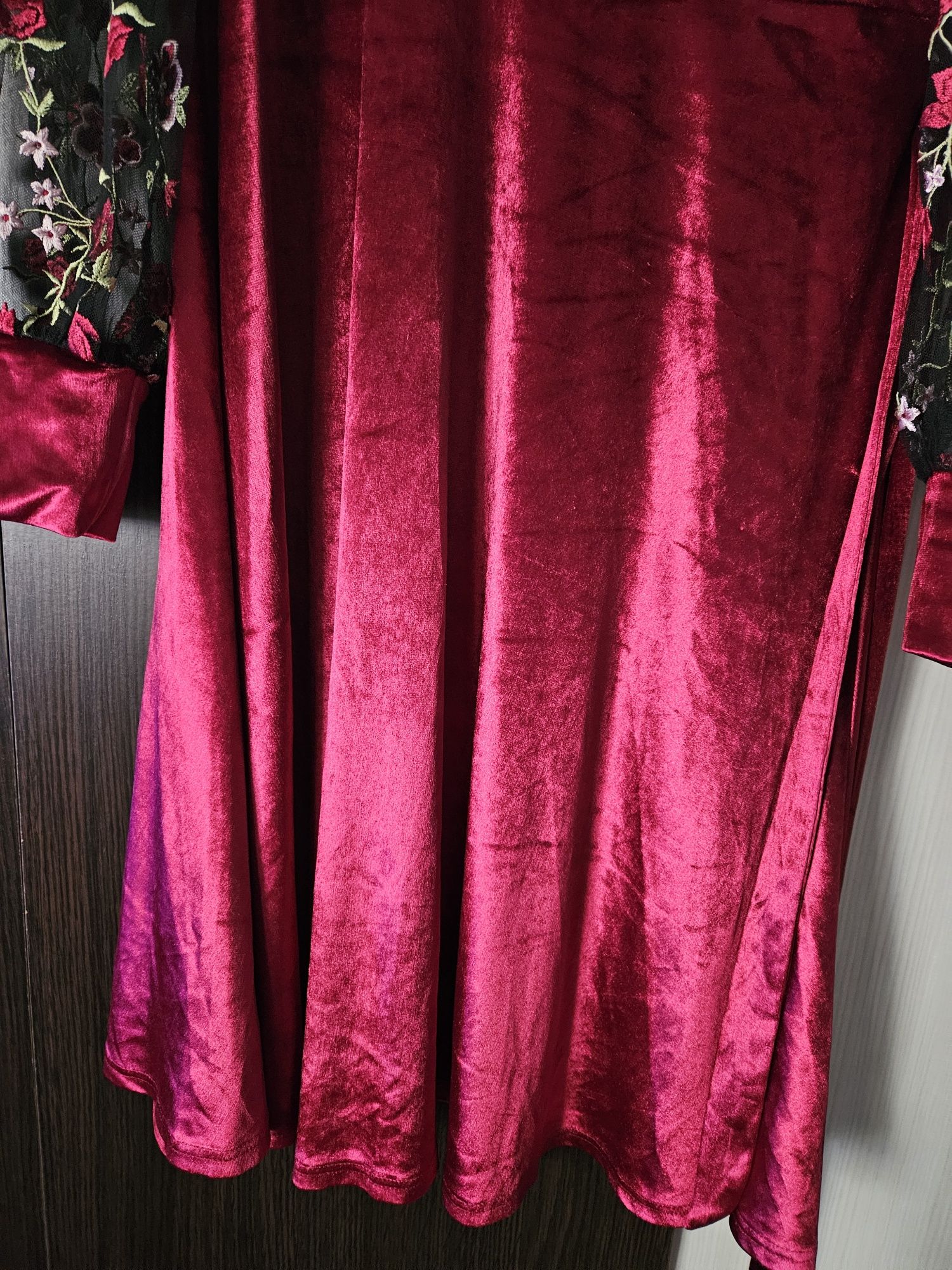 Rochie catifea roșie cu mâneci brodate