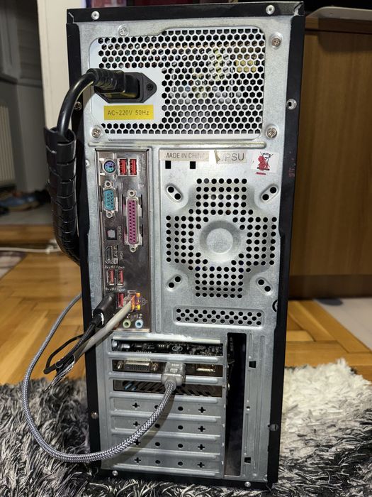 Pc intel i5 3470, 12gb ram, Amd rx 560 2gb, ssd 256gb, hdd 1tb.