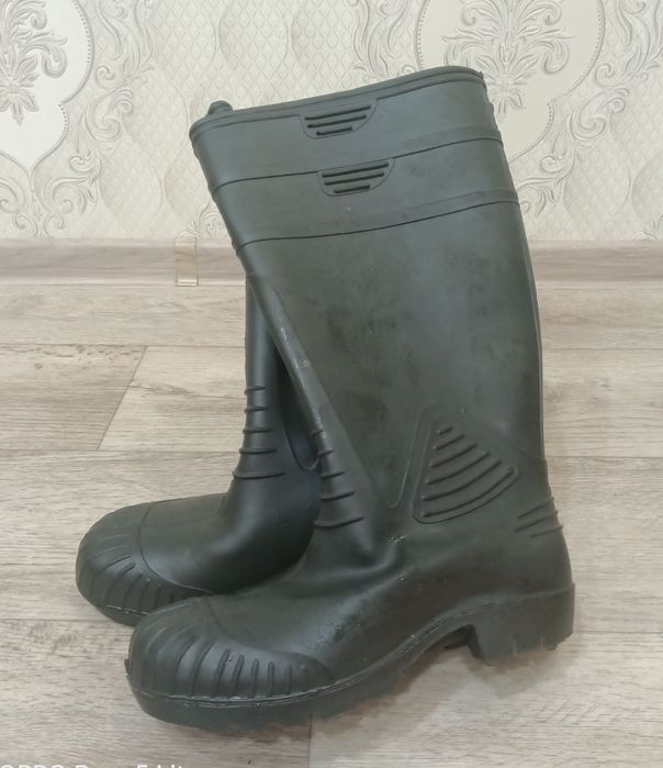 Продам Резиновые сапоги