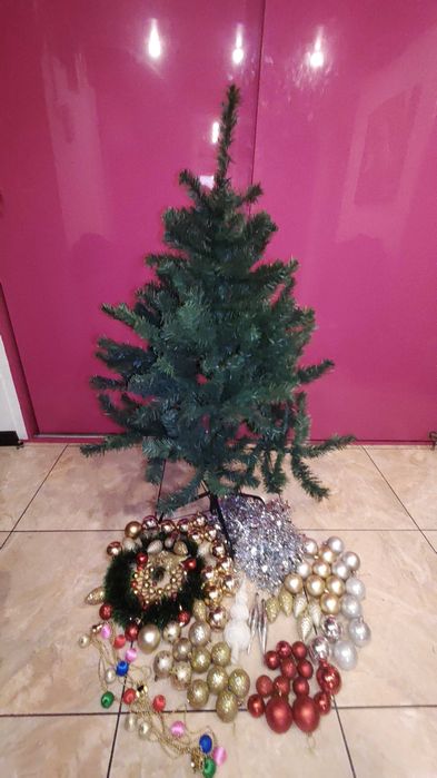 Brad artificial cu decorațiuni