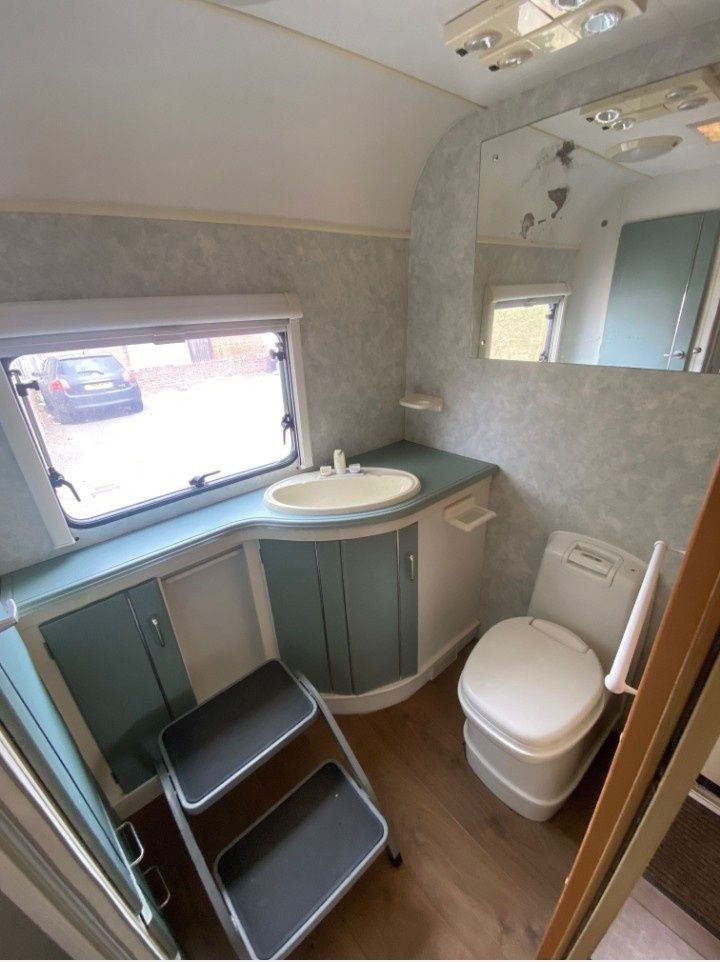 Продавам каравана Каравана "Sterling Voyager" 2000г. с ФОРСЕЛТ!