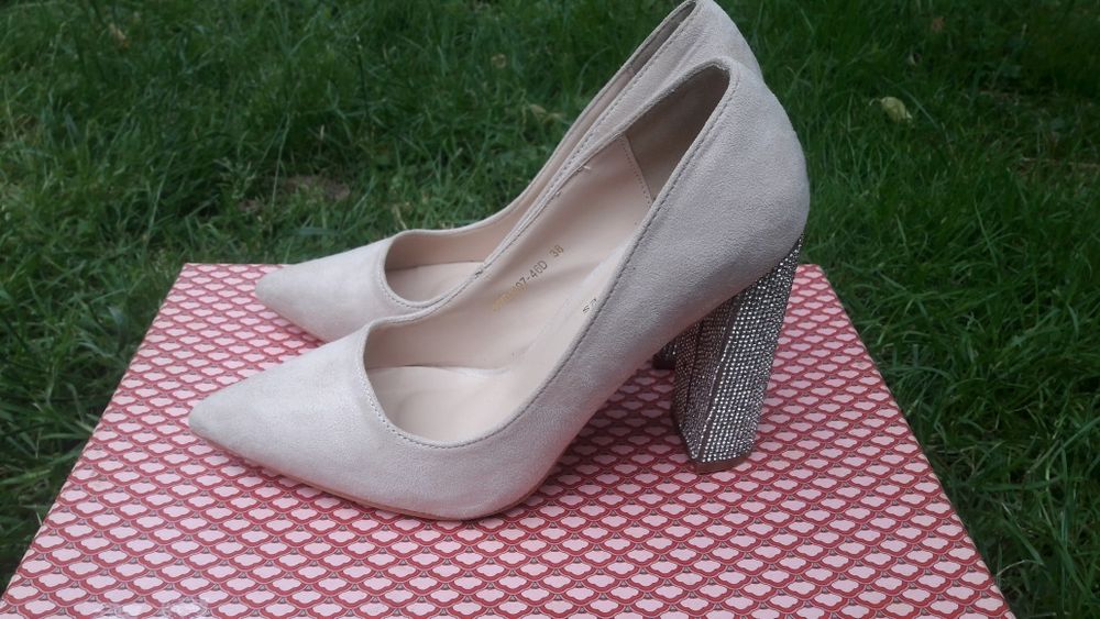 Vand pantofi crem