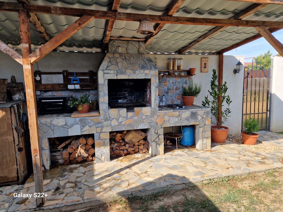 Casa parter 4 camere si curte 400 mp Mogosesti (Adunatii Copaceni)