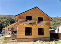 Casa din structura de lemn si cabane A-Frame