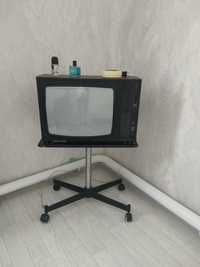 Цветной ретро телевизор вместе с столиком