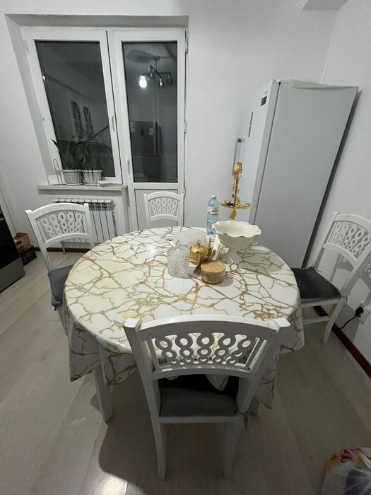 Продам 2 стола  и стулья!