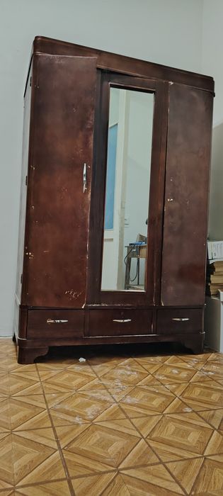 Гардероб с секциями для вещей и с нижними полками