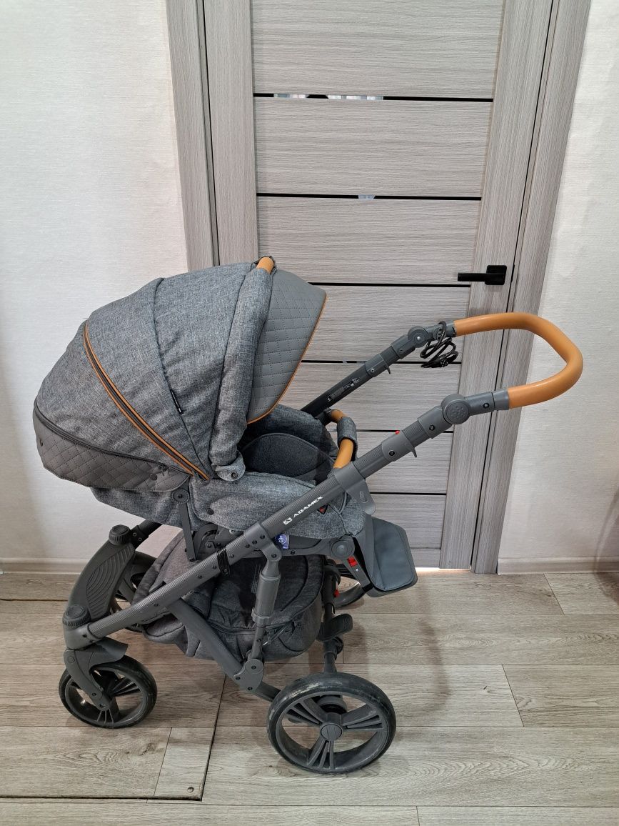 Продам детскую коляску Adamex