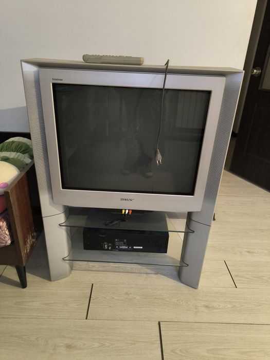 Телевизор. Рабочий. Вместе с тумбой.