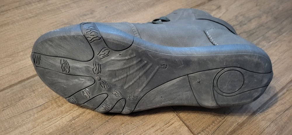 Vând  ghete din piele naturală