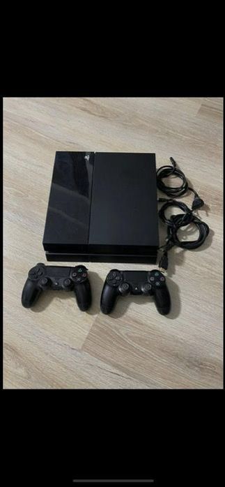 PS4 с играми и зарядной станции новый