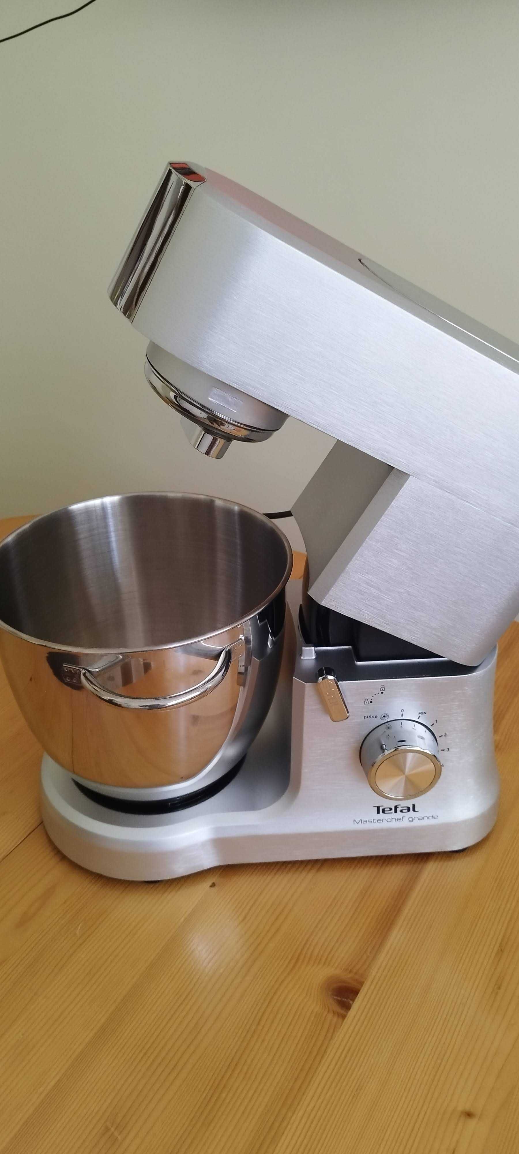Продавам кухненски робот TEFAL MASTERCHEF GRANDE QB813D38, 1500 W.