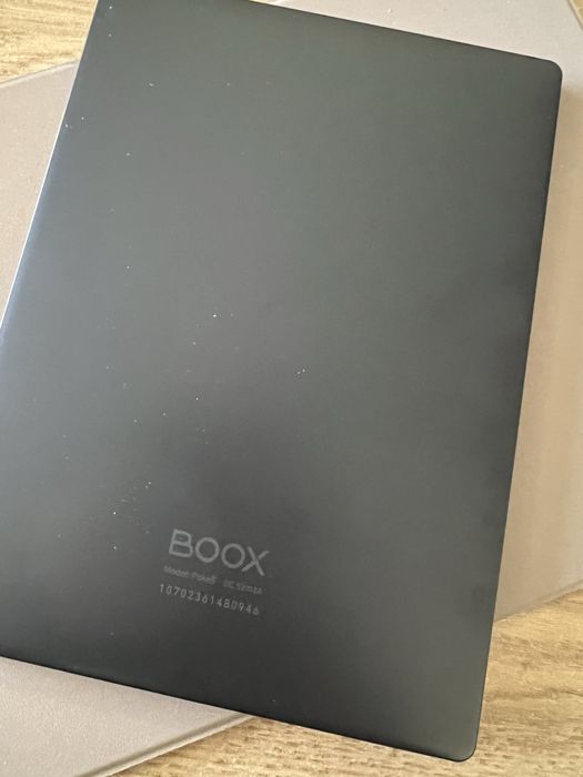 Onyx Boox Poke 5 с магнитен калъф