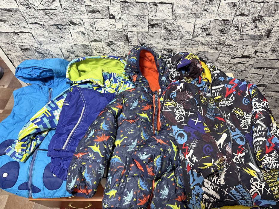 Куртки разные.