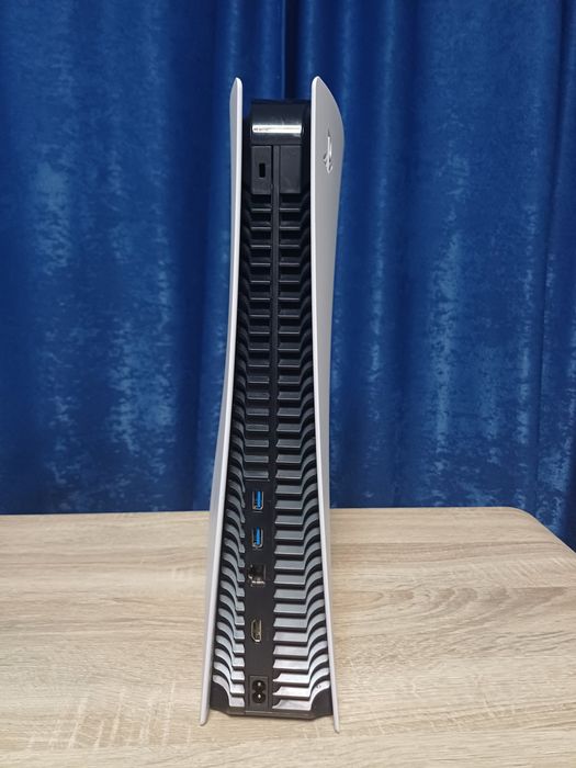 Playstation 5 cu 9 jocuri + volan+2 manete vând si separat