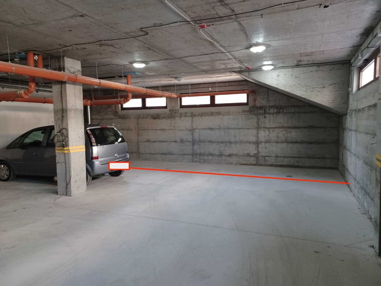 Дава се под наем Гараж / Паркомясто в Бургас, Изгрев - 1 кв.м за 66.3 € - Снимка #1